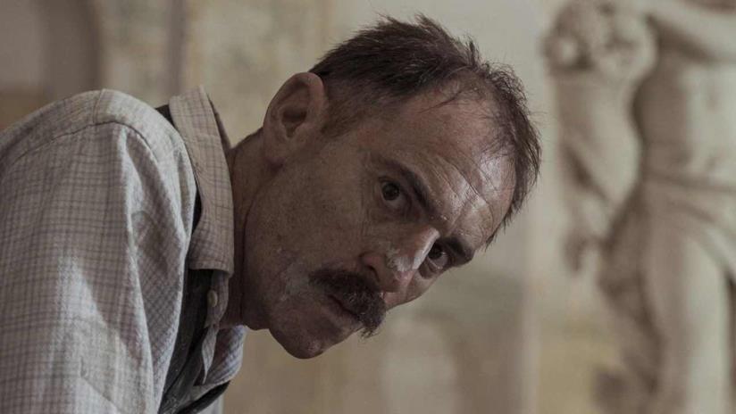 Elio Germano vince l'Orso d'argento come miglior attore per Volevo nascondermi, ecco tutti i premi di Berlino 2020 Elio Germano nei panni di Antonio Ligabue nel film Volevo nascondermi