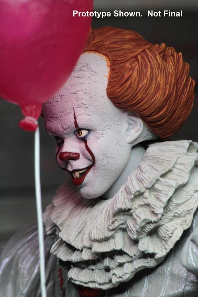 Uno sguardo ravvicinato all'action figure di Pennywise Action Figure di Pennywise