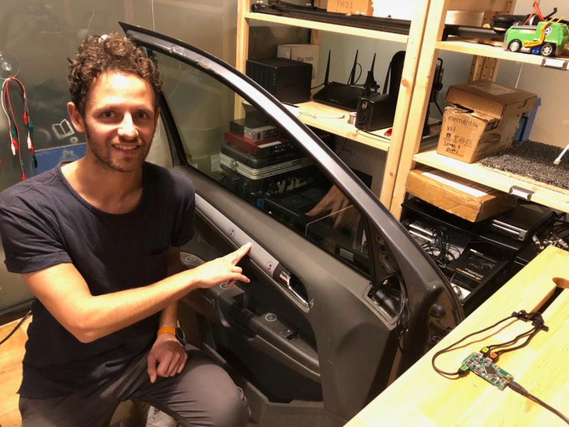 HyperSurfaces, l'invenzione in grado di rendere 'touch screen' ogni superficie Bruno Zamborlin e la sua invenzione HyperSurfaces all'opera