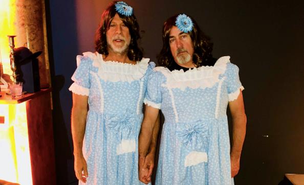 Il costume di Halloween di Bruce Willis Bruce Willis e Stephen J. Eads nel ruolo delle gemelline