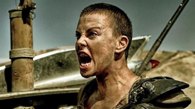 George Miller racconta della fobia per la polvere di Charlize Theron e come questa l'ha superata L'attrice Charlize Theron nei panni di Furiosa nel film Mad Mad: Fury Road