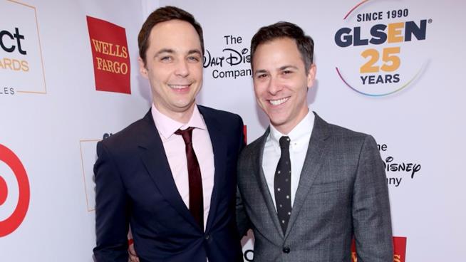 Jim Parsons, alias Sheldon di The Big Bang Theory, festeggia il 14esimo anniversario con il compagno Todd Spiewak Jim Parsons e Todd Spiewak insieme a un evento ufficiale