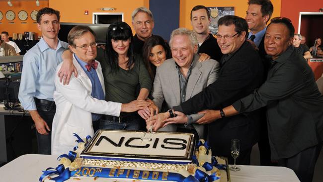 Il cast al gran completo di NCIS per i festeggiamenti del 100° episodio Il cast di N.C.I.S. riunito al party dello show per il 100° episodio