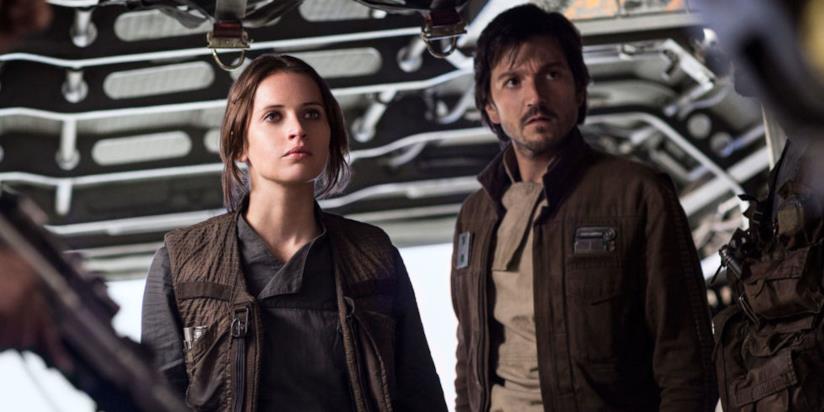 Lucasfilm mette in pausa gli spinoff di Guerre Stellari Felicity Jones e Diego Luna in Rogue One
