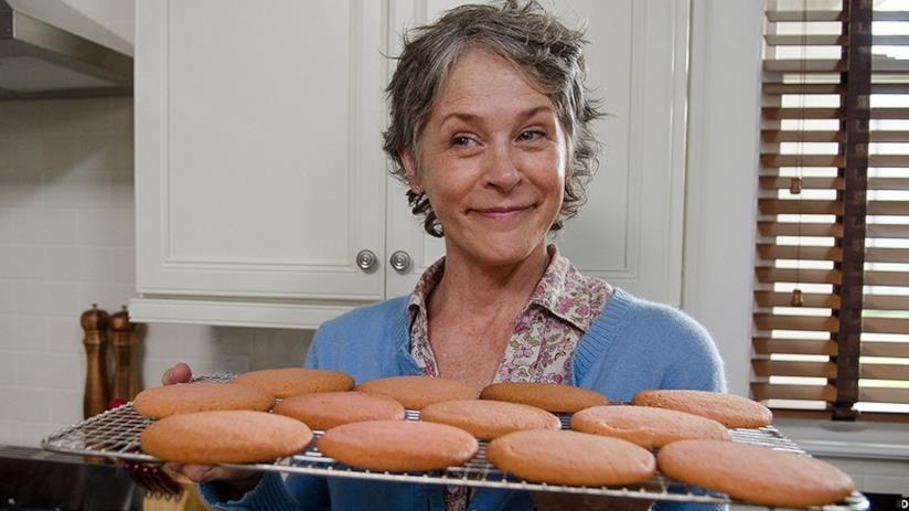 Carol Peletier con un vassoio di biscotti Carol Peletier in una scena di The Walking Dead con un vassoio di biscotti
