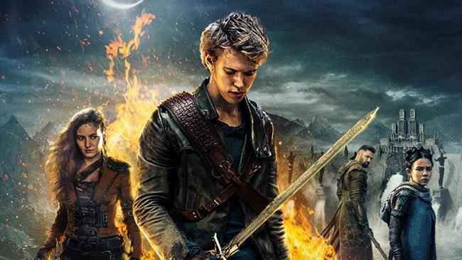 The Shannara Chronicles cancellato Wil impugna la spada mentre alle sue spalle ci sono Eretria, Allanon e Mareth