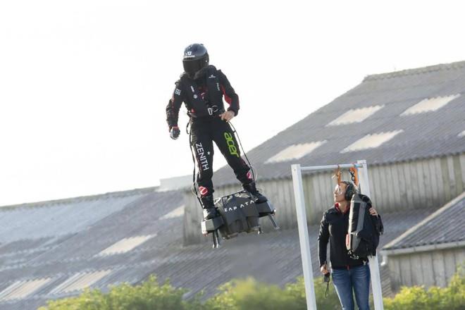Franky Zapata ha attraversato il Canale della Manica con il suo Flyboard Air Zapata al momento della partenza da Sangatte