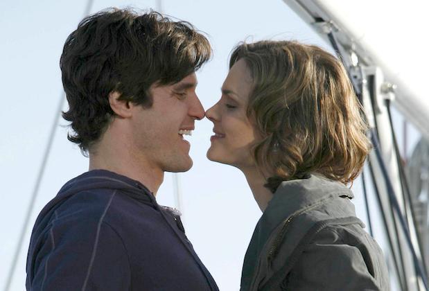 Eddie McClintock è pronto a tornare in Bones dopo la sua apparizione nella stagione 2 Sully e Branna in una scena d'amore della stagione 2 di Bones