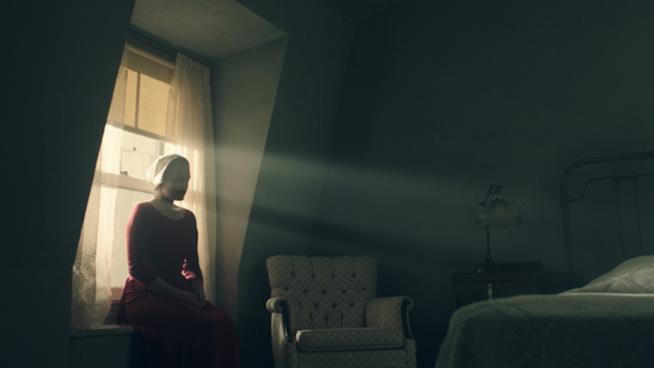 The Handmaid’s Tale: Il trailer e le foto della serie TV tratta dal romanzo distopico di Margaret Atwood Elisabeth Moss in una scena di The Handmaid’s Tale