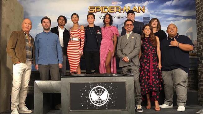 L'immagine della diretta Facebook di Spider-Man: Homecoming L'attesissima diretta Facebook con il regista e il cast di Spider-Man: Homecoming