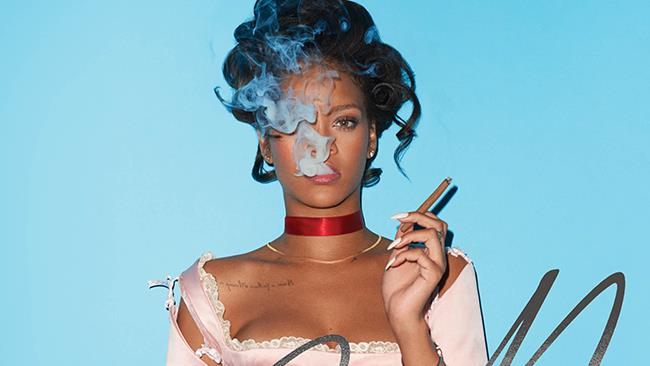 Rihanna è una moderna (e glamour) Maria Antonietta sulla copertina di CR Fashion Book Rihanna nei panni di Maria Antonietta sulla copertina di CR Fashion Book