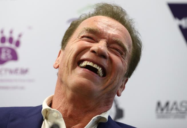 Arnold Schwarzenegger torna a pompare i muscoli su Instagram dopo l'operazione a cuore aperto Primo piano di un sorridente e trionfante Arnold Schwarzenegger
