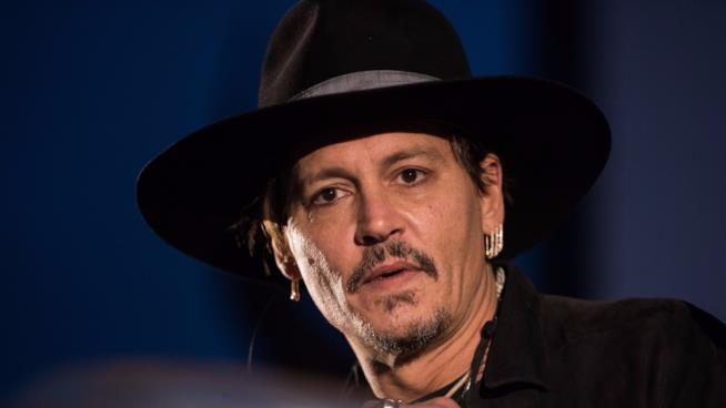 Solo guai per Johnny Depp, tra la conferma degli abusi su Amber Heard e la battutaccia su Trump Johnny Depp al Glastonbury Festival