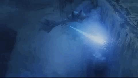 Viserion in versione Estraneo GIF del drago Viserion che abbatte la Barriera