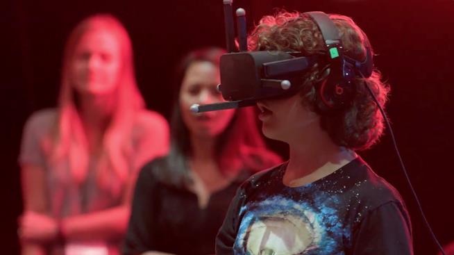 Stranger Things The VR Experience, potete scaricare gratis il nuovo videogioco della serie TV Gaten Matarazzo prova un casco VR