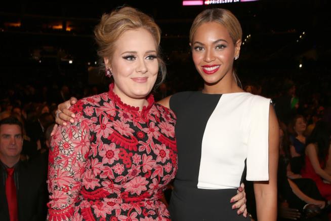 Adele commenta l'ultimo album di Beyoncé Primo piano di Adele e Beyoncé