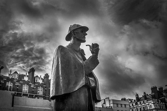 Una statua raffigurante il protagonista dei libri di Arthur Conan Doyle Un monumento raffigurante Sherlock Holmes