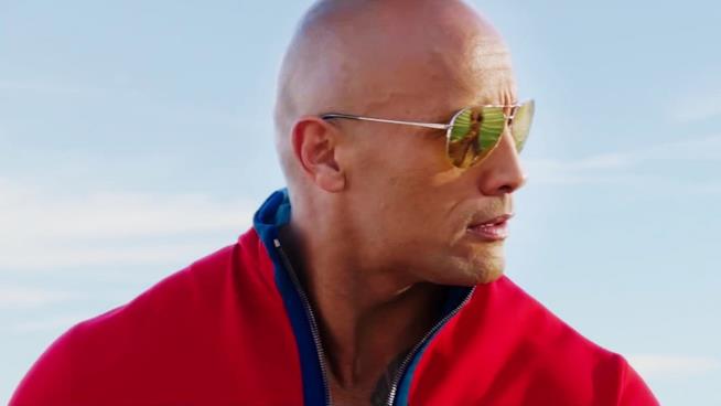 Baywatch: The Rock risponde alle critiche negative Dwayne The Rock Johnson in una scena di Baywatch