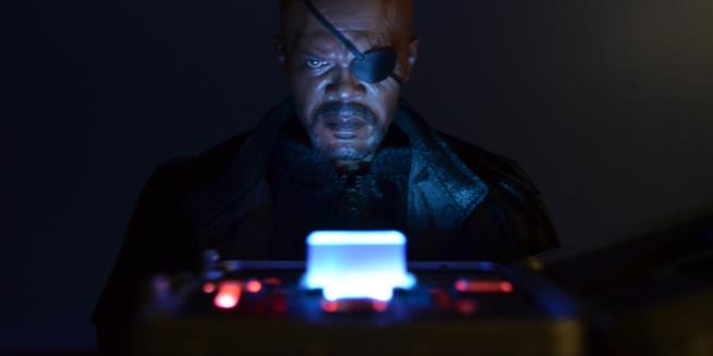 Il Tesseract in Captain Marvel e il suo legame al progetto P.E.G.A.S.U.S Samuel L. Jackson osserva il case del Tesseract in una scena di The Avengers
