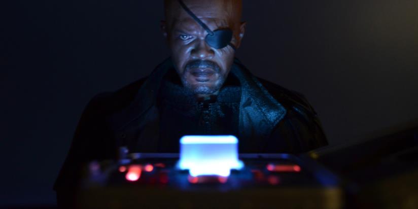 Il Tesseract in Captain Marvel e il suo legame al progetto P.E.G.A.S.U.S Samuel L. Jackson osserva il case del Tesseract in una scena di The Avengers