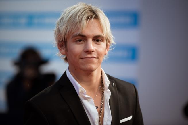 La nuova serie TV di Sabrina sceglie Ross Lynch come nuovo Harvey Primo piano dell'attore Ross Lynch