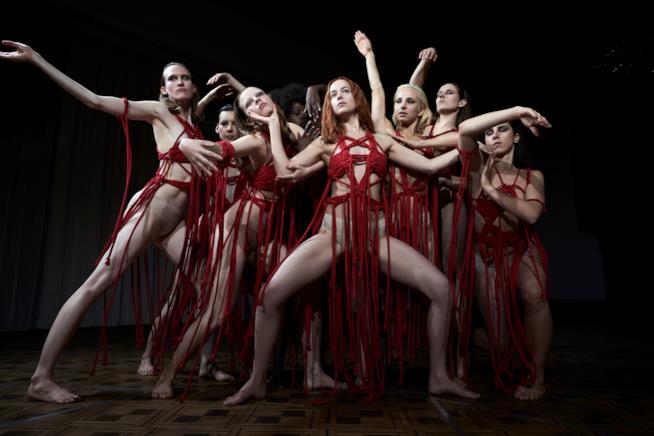 Suspiria, la recensione no spoiler del remake di Luca Guadagnino da Venezia 75 Le protagoniste di Suspiria
