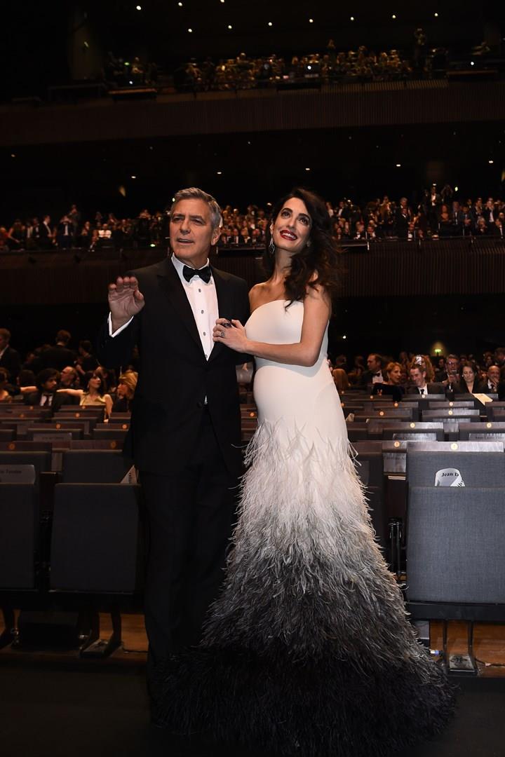 George Clooney e Amal per la prima volta sotto i riflettori dall'annuncio della gravidanza George Clooney e Amal ai Césars Awards