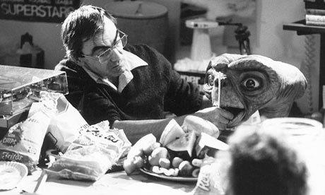 Carlo Rambaldi al lavoro su E.T. L'Extra-Terrestre Carlo Rambaldi ha dato vita alla creatura E.T.