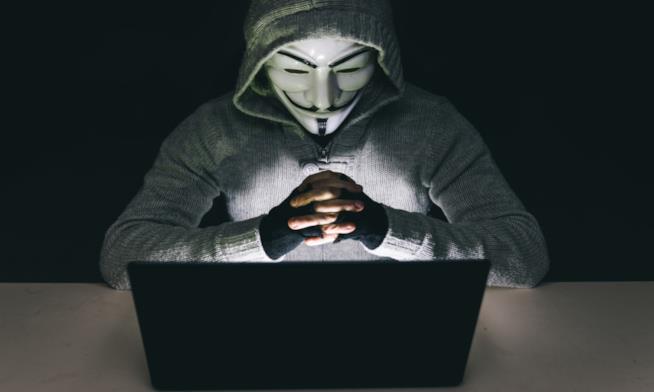 Il gruppo hacker Anonymous pensa che la Nasa sia vicino a rivelare l'esistenza di vita aliena Un hacker con la tipica maschera Anonymous