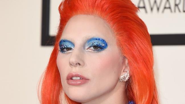 Grammy Awards 2016: il red carpet di Lady Gaga e delle altre star Lady Gaga e il red carpet dei Grammy Awards 2016