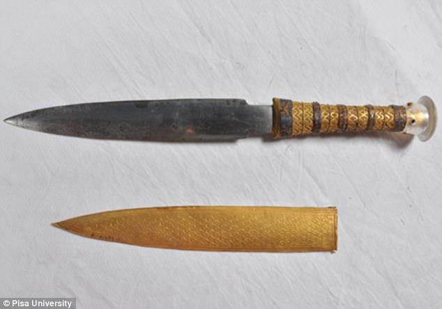 Pugnale rivenuto nella tomba di Tutankhamon, Giza (Egitto) Primo piano del pugnale rivenuto nella tomba di Tutankhamon, Giza (Egitto)