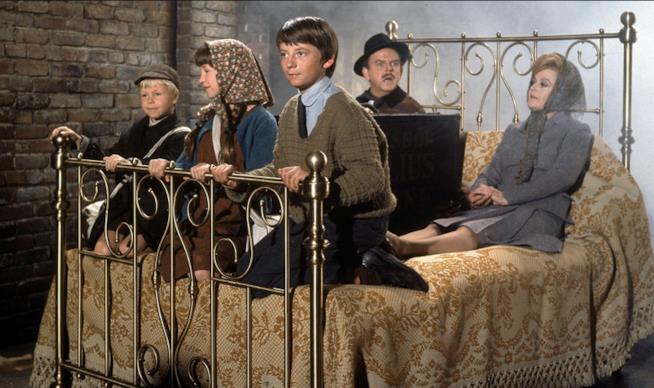 Pomi d'ottone e manici di scopa Una scena sul letto magico di Pomi d'ottone e manici di scopa.