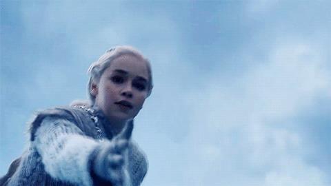 Daenerys e Jon Daenerys alunga una mano a Jon