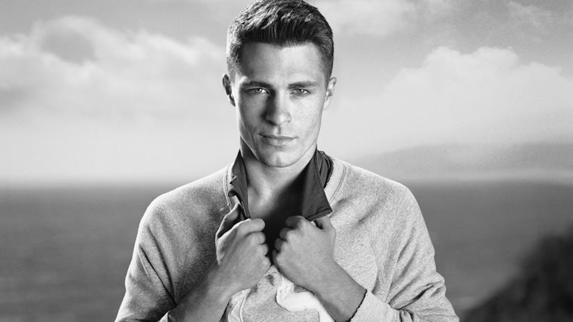 Colton Haynes e la verginità persa a 13 anni Colton Haynes in posa in bianco e nero
