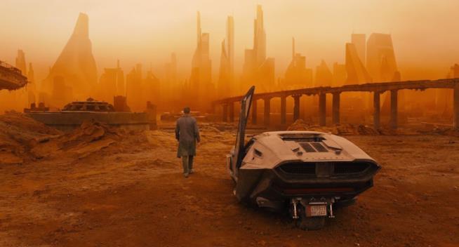 Blade Runner 2049, il sequel del cult sci-fi di Ridley Scott Ryan Gosling in una scena di Blade Runner 2049