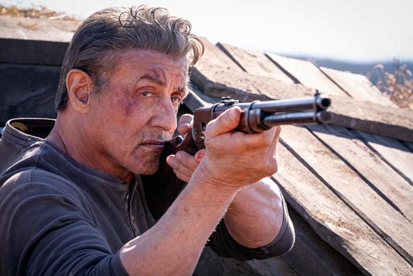 Il creatore di Rambo è mortificato per essere associato a Last Blood Sylvester Stallone imbraccia il fucile in una scena di Rambo: Last Blood