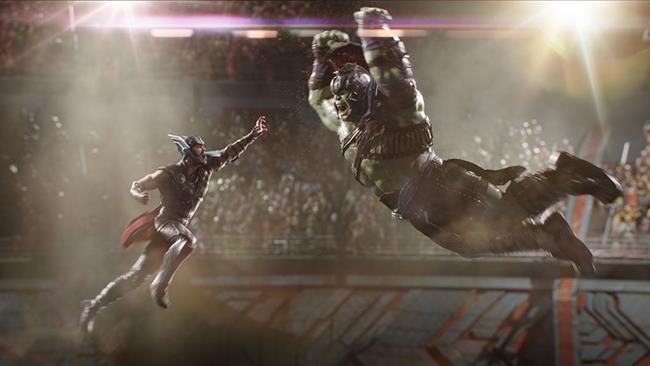 Thor: Ragnarok, nuove immagini dello scontro tra Thor e Hulk e il poster italiano Thor vs Hulk in Thor: Ragnarok