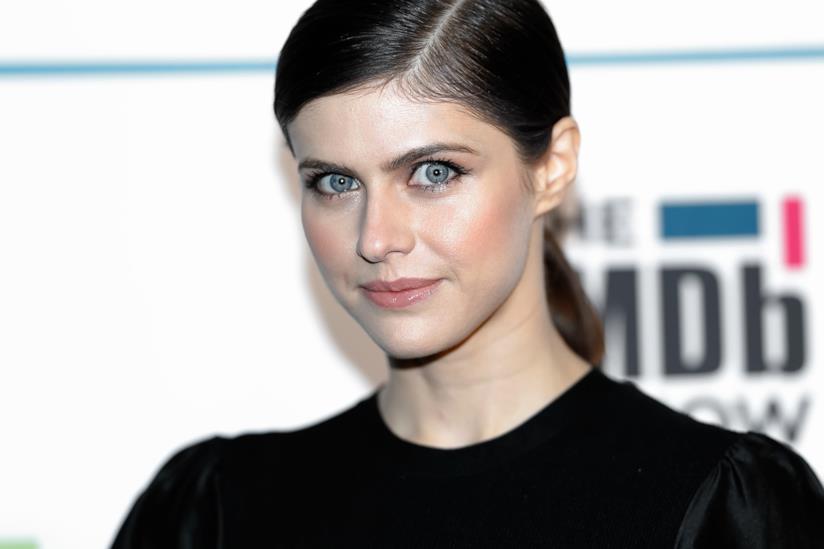 Alexandra Daddario interessata al ruolo di Catwoman o a partecipare a Black Adam con The Rock Un primo piano di Alexandra Daddario