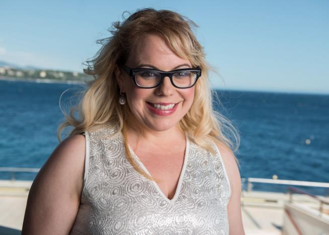 5 curiosità su Kirsten Vangsness, Penelope Garcia di Criminal Minds Una sorridente Kirsten Vangsness in riva al mare