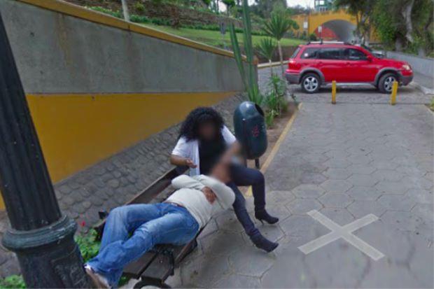Google Maps: donna con l'amante su una panchina in Perù Primo piano della foto di Google Masp che mostra una donna in compagnia dell'amante su una panchina in Perù