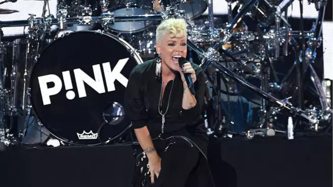 Super Bowl LII: Pink canterà l'inno nazionale La cantante Pink sul palco dell'iHeartRadio Music Festival 2017