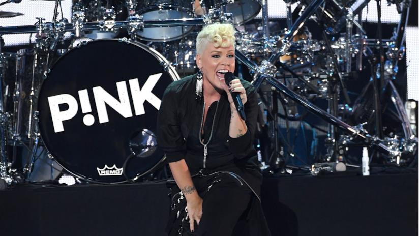 Super Bowl LII: Pink canterà l'inno nazionale La cantante Pink sul palco dell'iHeartRadio Music Festival 2017