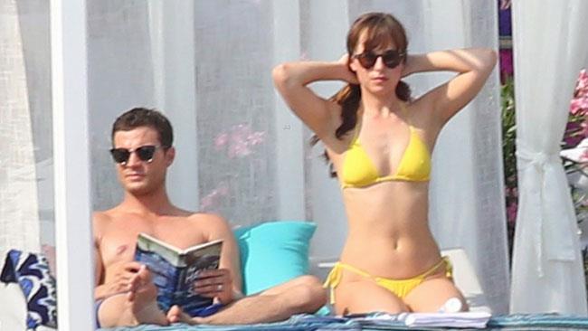 50 Sfumature, le foto di Jamie Dornan e Dakota Johnson in Costa Azzurra 50 Sfumature di mare per Jamie Dornan e Dakota Johnson, sul set in Costa Azzurra