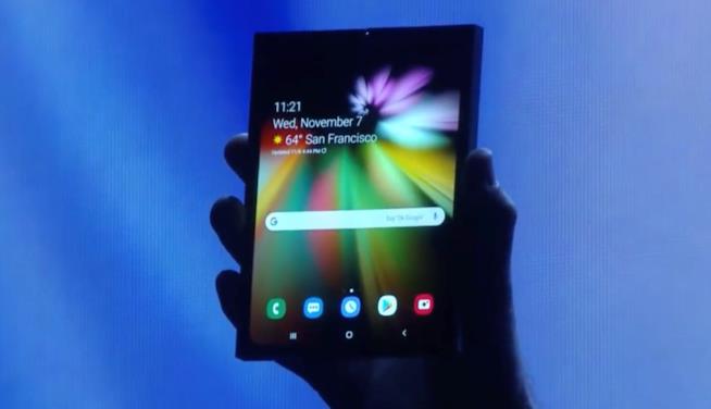 Samsung mostra al grande pubblico l'Infinity Flex Display per lo smartphone pieghevole!