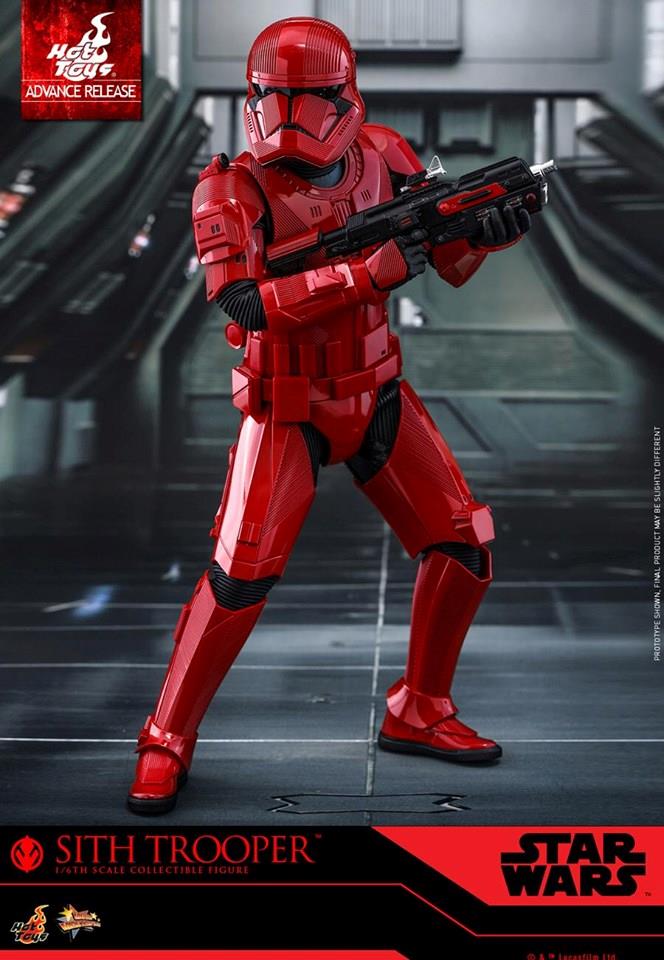 L'action figure della nuova unità del Primo Ordine, dove è visibile il nuovo simbolo Sith Action Figure Hot Toys Sith Trooper