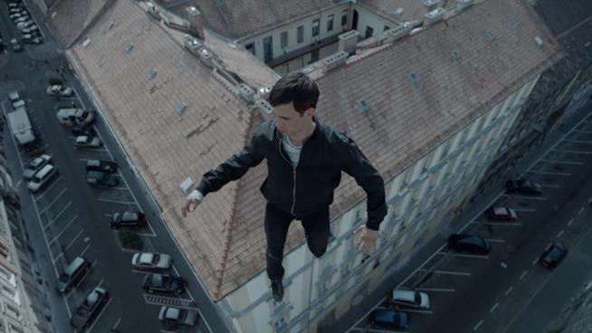 Una luna chiamata Europa, la recensione del visionario film fantascientifico di Cannes 2017 Una scena di Una luna chiamata Europa