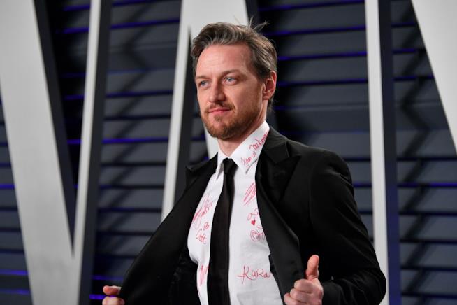 James McAvoy e la camicia autografata agli Oscar 2019 James McAvoy al party di Vanity Fair per gli Oscar 2019