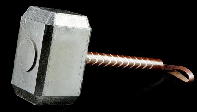 Un'asta metterà in vendita alcuni degli oggetti di scena più iconici della storia dei supereroi Il mitico Mjolnir presto all'asta