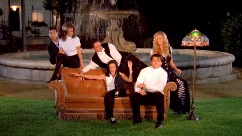 Friends festeggia 25 anni e il divano di Central Perk sarà a Roma Il cast di Friends sul mitico divano