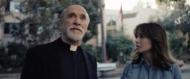 Una scena eliminata de La Llorona - Le lacrime del male rende ancora più evidente la connessione con l'universo di The Conjuring e i coniugi Warren Tony Amendola e Linda Cardellini nel film La Llorona - Le lacrime del male